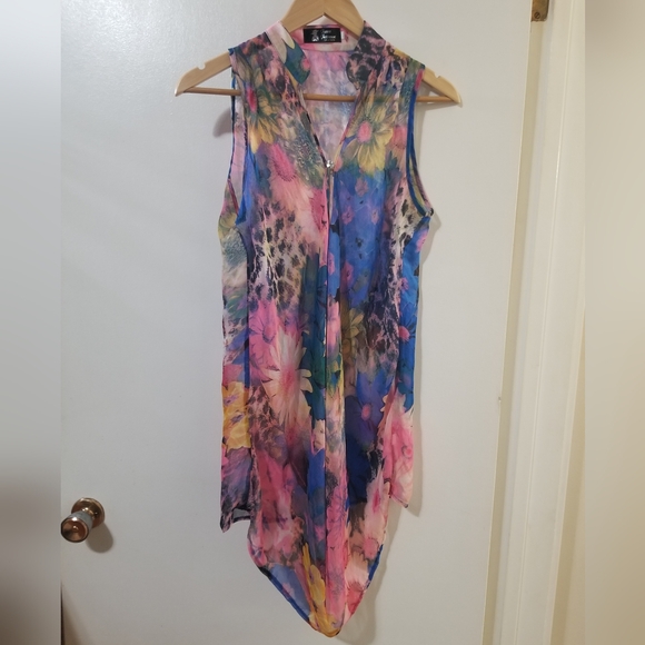 Jeunesse Tops - Jeune Jeunesse Sheer Floral Sharkbite Tunic M